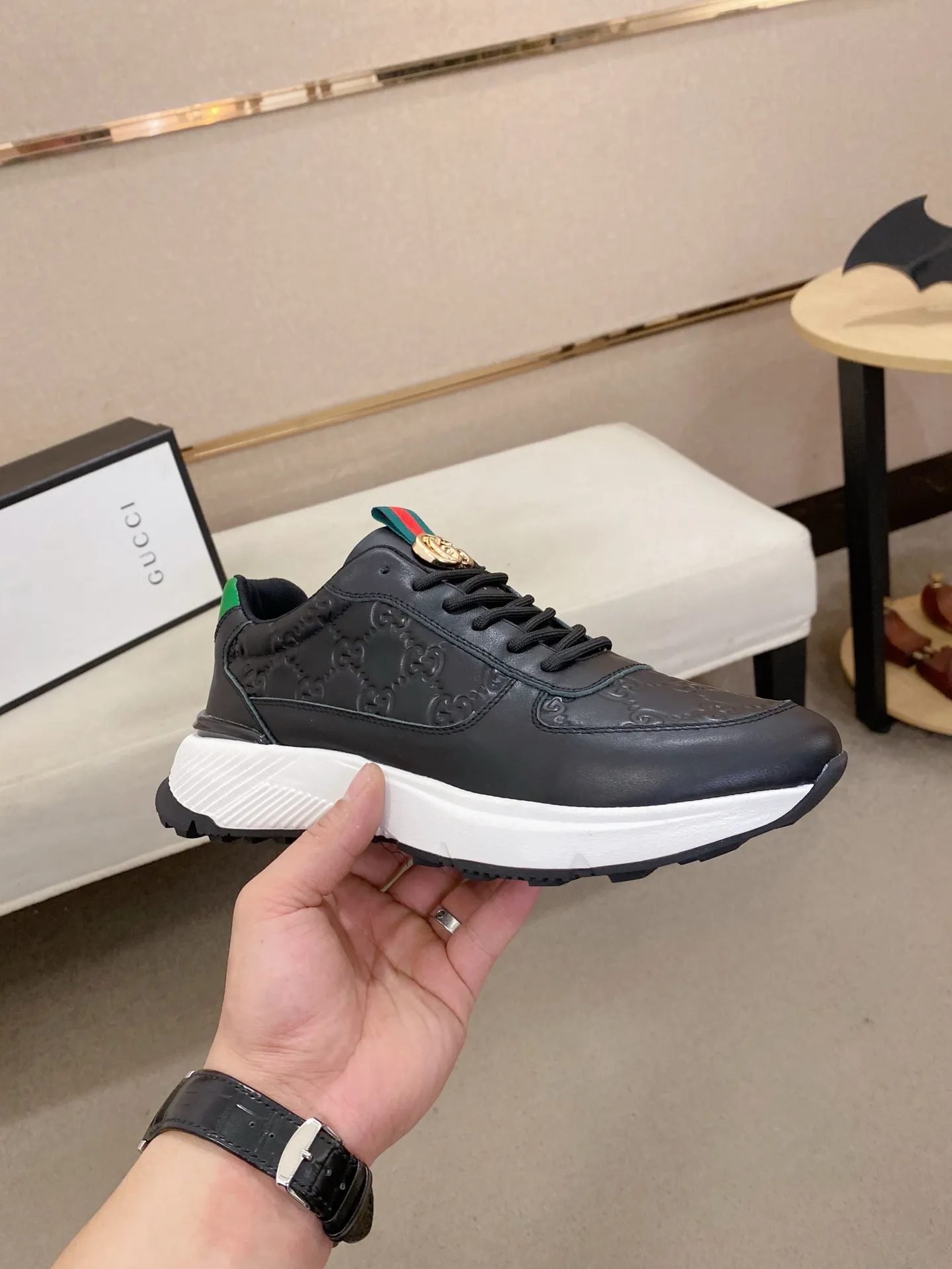 Men's shoes 💰 462💰The new GUCCI (Gucci) counters are launched simultaneously. The new men's shoes, 😘fabrics are selected from imported cowhide, and the lining is sheepskin lining. 👍🏿 High-end ☄️ air-cushion molded anti-slip rubber outsole, exquisite lines, simple and elegant, comfortable and high-end for leisure travel. Code number: 38 to 44 (45 can be customized and cannot be returned or exchanged)